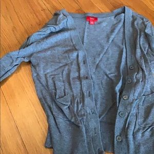 Short gray cardigan. 3 quarter sleeve